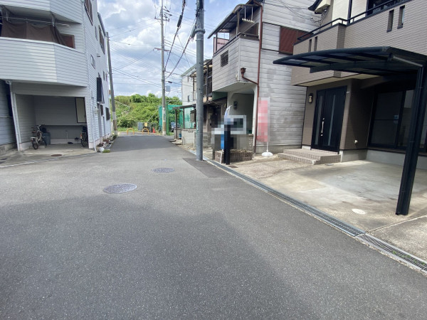 高槻市津之江町、中古一戸建ての前面道路を含む現地写真画像です