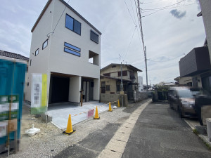 高槻市氷室町、新築一戸建ての前面道路を含む現地写真画像です
