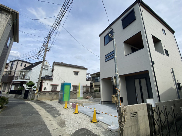 高槻市氷室町、新築一戸建ての前面道路を含む現地写真画像です