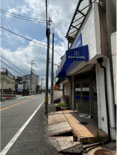 高槻市富田町、中古一戸建ての前面道路を含む現地写真画像です