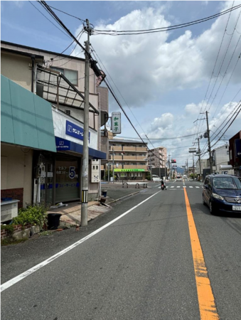 高槻市富田町、中古一戸建ての前面道路を含む現地写真画像です