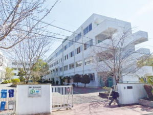 高槻市氷室町、土地の中学校画像です