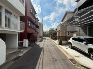 高槻市津之江北町、中古一戸建ての前面道路を含む現地写真画像です