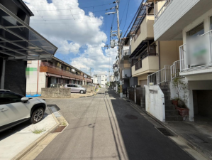 高槻市津之江北町、中古一戸建ての前面道路を含む現地写真画像です