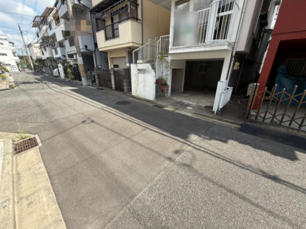高槻市津之江北町、中古一戸建ての前面道路を含む現地写真画像です
