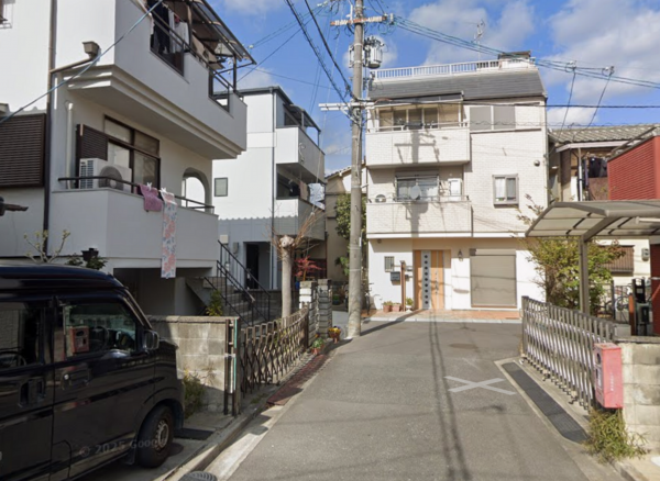 高槻市高西町、中古一戸建ての前面道路を含む現地写真画像です