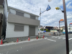高槻市昭和台町、中古一戸建ての前面道路を含む現地写真画像です
