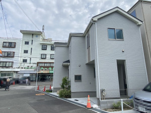 高槻市昭和台町、中古一戸建ての前面道路を含む現地写真画像です