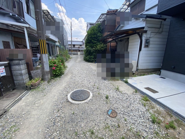 高槻市野田、新築一戸建ての前面道路を含む現地写真画像です