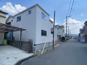 高槻市野田、新築一戸建ての前面道路を含む現地写真画像です