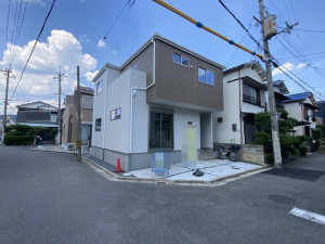 高槻市野田、新築一戸建ての前面道路を含む現地写真画像です