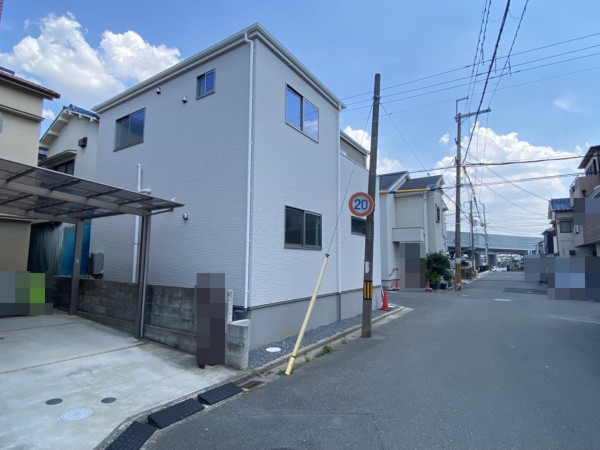 高槻市野田、新築一戸建ての前面道路を含む現地写真画像です