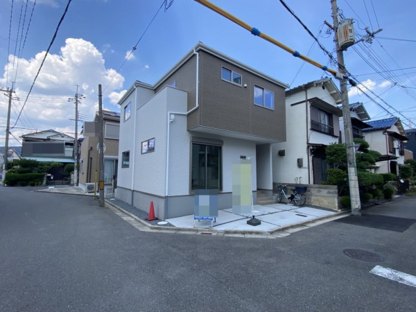 高槻市野田、新築一戸建ての前面道路を含む現地写真画像です