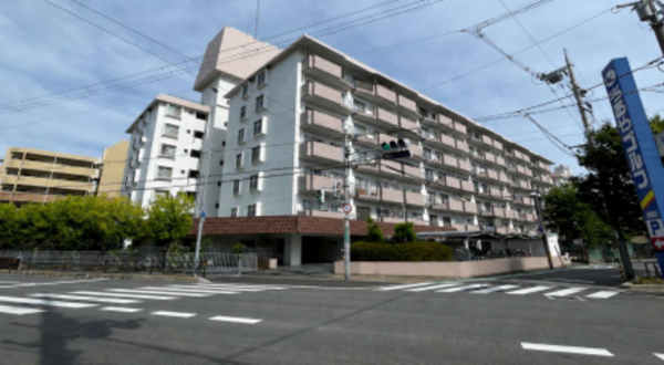 高槻市千代田町、中古マンションの外観画像です