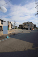 高槻市松が丘、土地の前面道路を含む現地写真画像です