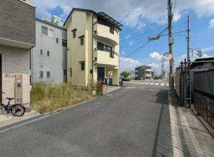 高槻市辻子、土地の前面道路を含む現地写真画像です