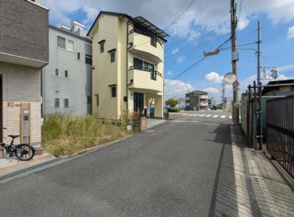 高槻市辻子、土地の前面道路を含む現地写真画像です