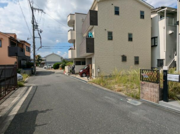 高槻市辻子、土地の前面道路を含む現地写真画像です