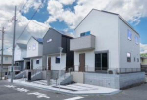 高槻市安岡寺町、中古一戸建ての前面道路を含む現地写真画像です