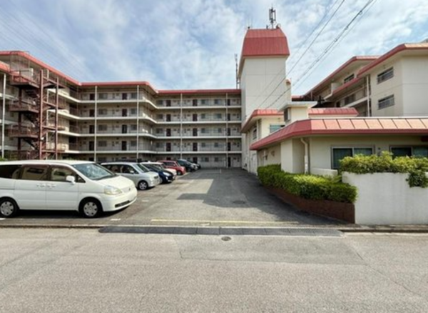 高槻市安満西の町、中古マンションの前面道路を含む現地写真画像です