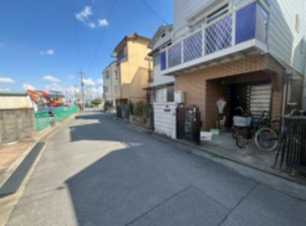 高槻市南庄所町、中古一戸建ての前面道路を含む現地写真画像です