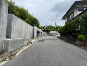 高槻市日吉台、土地の前面道路を含む現地写真画像です