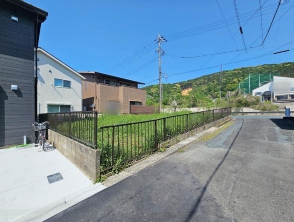 豊橋市緑ケ丘、土地の前面道路を含む現地写真画像です
