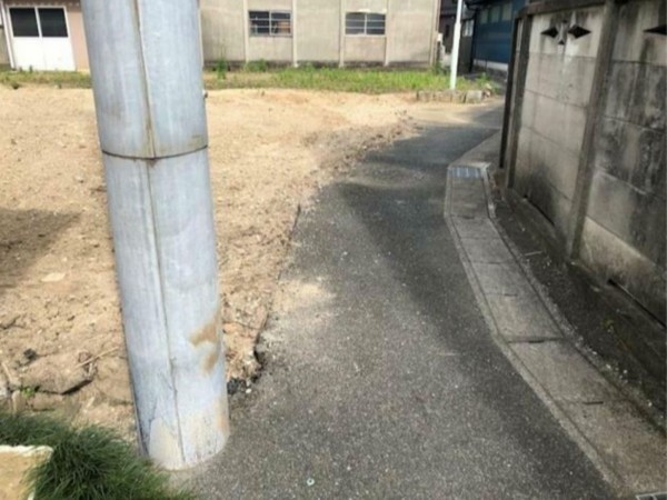豊橋市杉山町、土地の前面道路を含む現地写真画像です