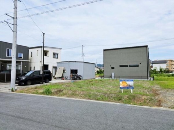 豊橋市牛川町、土地の前面道路を含む現地写真画像です