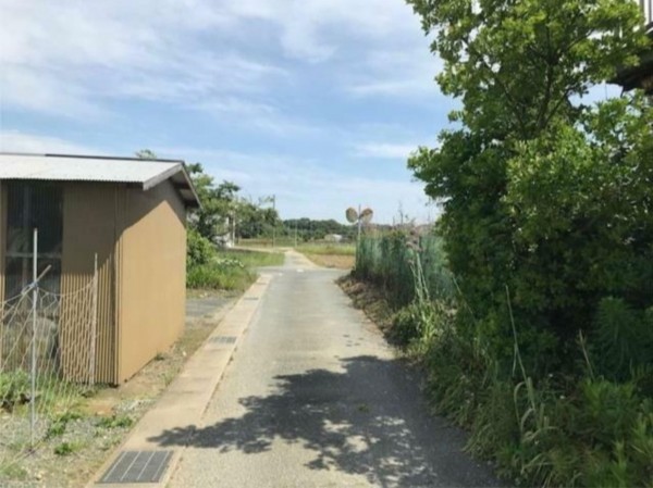 豊橋市杉山町、土地の前面道路を含む現地写真画像です
