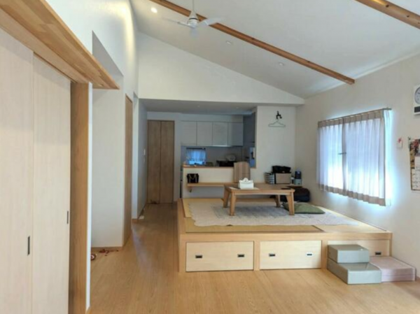 豊橋市大岩町、中古一戸建ての居間画像です