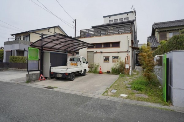 豊橋市佐藤、中古一戸建ての前面道路を含む現地写真画像です