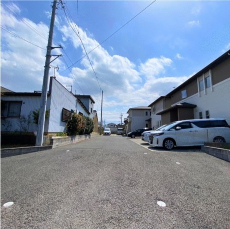 豊橋市向山町、中古一戸建ての前面道路を含む現地写真画像です