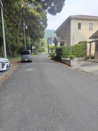 豊橋市多米東町、中古一戸建ての前面道路を含む現地写真画像です