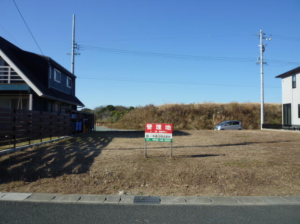 豊橋市牛川町、土地の前面道路を含む現地写真画像です