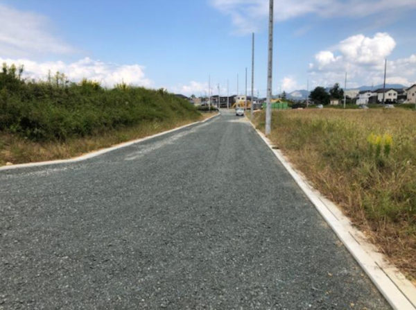 豊橋市牛川町、土地の前面道路を含む現地写真画像です