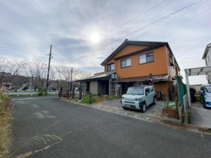 豊橋市多米中町、中古一戸建ての前面道路を含む現地写真画像です