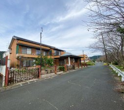 豊橋市多米中町、中古一戸建ての前面道路を含む現地写真画像です