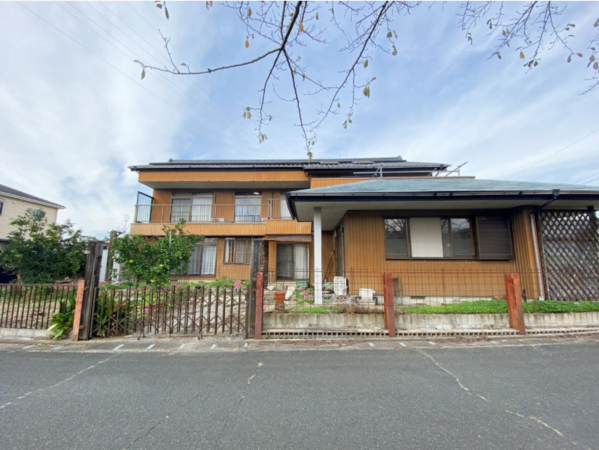 豊橋市多米中町、中古一戸建ての前面道路を含む現地写真画像です