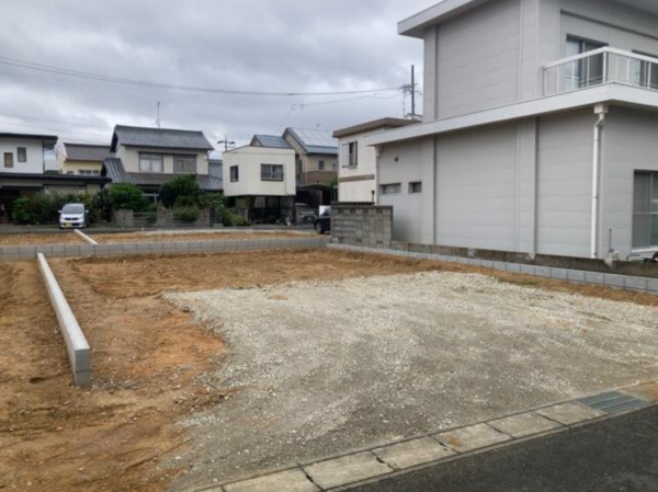 豊橋市高師町、新築一戸建ての前面道路を含む現地写真画像です