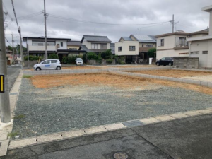 豊橋市高師町、新築一戸建ての前面道路を含む現地写真画像です