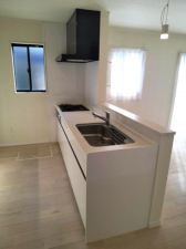 豊橋市神野新田町、中古一戸建てのキッチン画像です