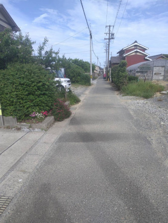 豊橋市船渡町、中古一戸建ての前面道路を含む現地写真画像です