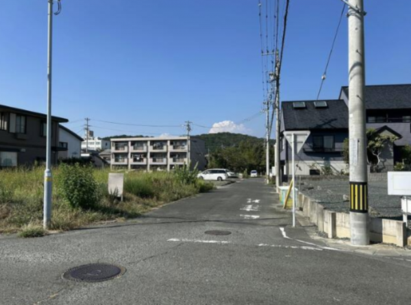 豊橋市北岩田、土地の前面道路を含む現地写真画像です