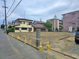 豊橋市花田町、土地の前面道路を含む現地写真画像です