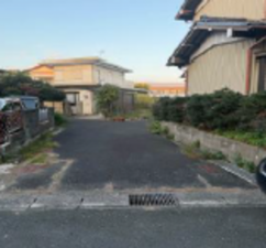豊橋市高師町、中古一戸建ての前面道路を含む現地写真画像です