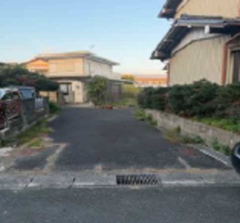 豊橋市高師町、中古一戸建ての前面道路を含む現地写真画像です