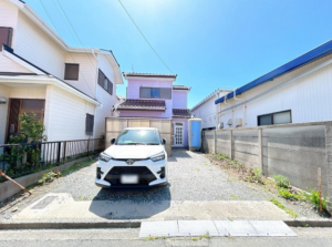 豊橋市牧野町、中古一戸建ての前面道路を含む現地写真画像です