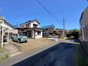 豊橋市三本木町、中古一戸建ての前面道路を含む現地写真画像です