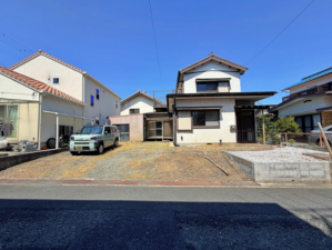 豊橋市三本木町、中古一戸建ての前面道路を含む現地写真画像です